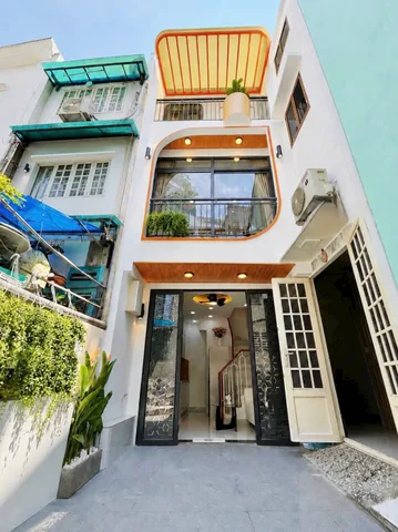 Chủ gửi bán 
💰Giá 3,79 tỷ bớt lộc
✔️ Diện tích công nhận: 12m2 , diện tích sàn 41m2.
✔️ Kết cấu: 1 trệt, 2 lầu, full nội thất như hình gồm: phòng khách, bếp, 2 phòng ngủ, 3 toilet, ban công thoáng mát.
✔️ Vị trí cách mặt tiền Lê Quang Định chỉ vài bướ