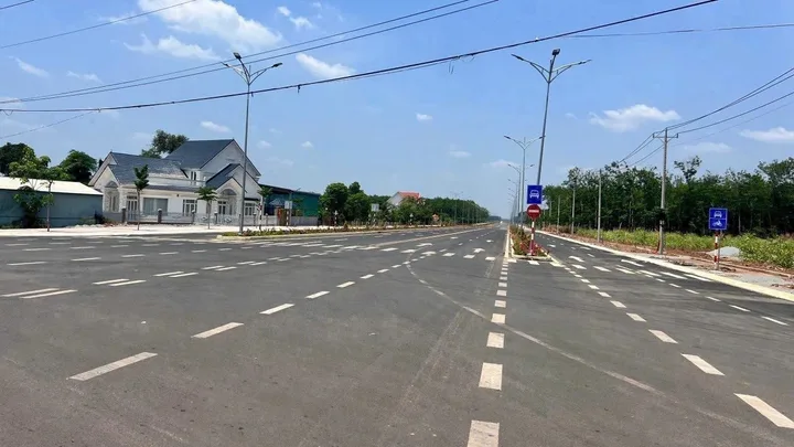 đất mặt tiền đường lớn kế bên Tuyến 3 đã lên nhựa đi thẳng vào khu công nghiệp 4200ha