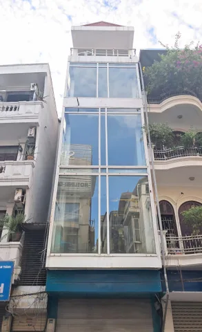 Cho thuê nhà 5 tầng THANG MÁY tại Mặt phố Giảng Võ. 40 triệu/tháng. Phù hợp thuê làm Văn phòng, Kinh doanh, Trưng bày, Spa