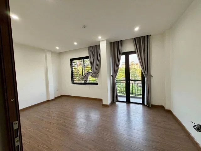 Cho thuê nhà NP Nguyễn Đình Hoàn, Cầu Giấy 55M x 5T, MT 9N, VỈA HÈ ĐÁ BÓNG giá 38tr