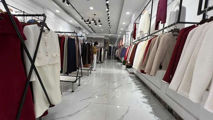 Tìm khách thuê mặt bằng làm thời trang mặt phố Bà Triệu diện tích 170m thông sàn, thiết kế đẹp sạch sẽ, vào làm luôn