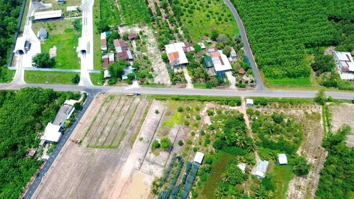 Chủ gửi bán 1 cặp liền kề, đất Thành Phố mà giá vùng quê. Mặt tiền đường liên huyện, tiện ích xung quanh đầy đủ, dân cư đông. Kinh doanh được ngay.