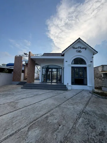 🏡 ** 3 TỶ CÓ NGAY CĂN VILLA ĐẸP – HỒ BƠI RIÊNG – **

📍 Xã Hàm Liêm - Tỉnh Lâm Đồng
🚗 Đường bê tông 4m, cách QL28 chỉ 100m

📐 DT: 570m² (256m² thổ cư)
🏠 4 PN – 4 WC – Phòng khách rộng
🏊 Hồ bơi riêng, sân vườn thoáng mát

📕 Sổ hồng riêng, hoàn công