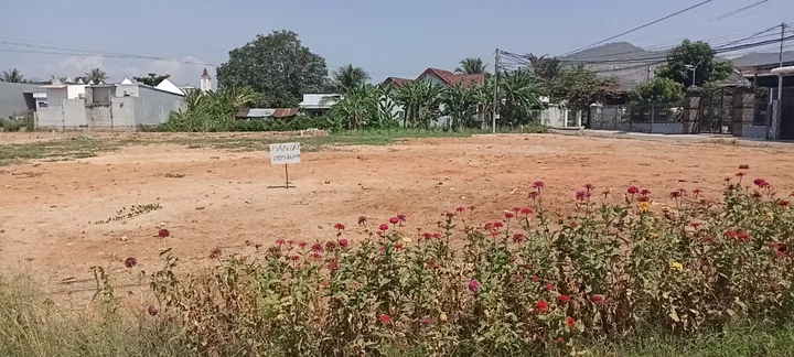 Đất full thổ, tiếp giáp 2 trục đường thông tú hướng.