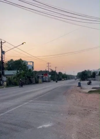 Chủ gửi bán gấp lô đất mặt tiền đường kinh doanh, buôn bán. Dân cư đông đúc, tiện ích đầy đủ