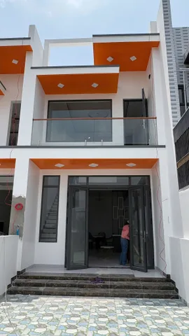 Bán nhà mới xây dựng tại Đức Hoà
- Diện tích đất: 4,3m x 28m
- Diện tích sàn xd: 142,33m2
- Kết cấu: 1 trệt, 1 lầu-3 phòng ngủ
- Pháp lý: Sổ hồng riêng-Đã hoàn công
- Vị trí: 
- Cách đường DT 824 900m, 
- cách đường 823D 1km. 
- Cách Vinhomes Hóc 