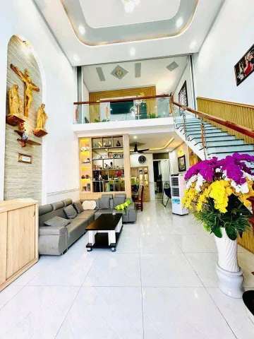 Chính chủ gửi bán biệt thự vườn đúc lầu kiên cố tại Tân Túc Bình Chánh, nay là Tân Nhựt, TP. HCM. Diện tích 369.8m² toàn bộ đất ở đô thị, ngang 12m, hẻm ô tô thông Nguyễn Hữu Trí - Tân Túc. Sổ hồng riêng hoàn công, dọn vào ở ngay.