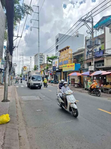 Kết cấu: Số tầng: 2 (gồm 1 trệt,  lầu, ban công, …) đúc chắc chắn, có PK, bếp, 3PN, 2WC ... khách mua về vào ở ngay.