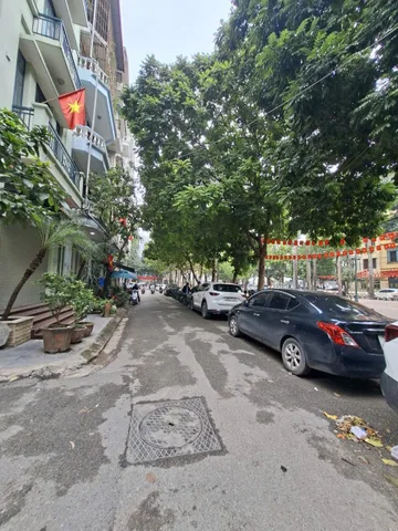 Bán nhà đường Nguyễn Ngọc Vũ diện tích 390m2, nhà 5 tầng, ngõ nông gần phố, mặt tiền khủng