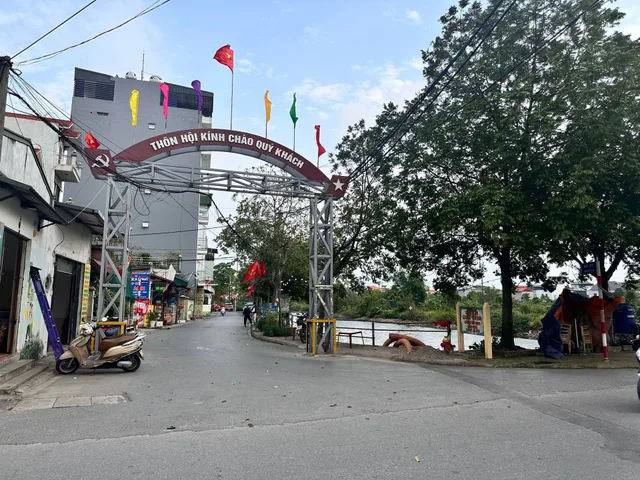 🔥 GIẢM GIÁ: 6.3tỷ  
🍁🍁MẢNH ĐẤT VÀNG CÒN SÓT ♦️64M LẠI TẠI CỔ BI - TIỀM NĂNG LÊN QUẬN GIA LÂM - 2 Ô TÔ TRÁNH - TIỆN ÍCH 
🐿️ + Vị trí đẹp, ngõ vào to rộng 2 ô tô tránh nhau, vài bước chân ra Hồ Sinh Thái, Đất thuộc thôn Cam, xã Cổ Bi, 
✅cách 100m ra chợ 