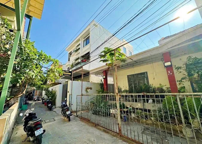 🏡 BÁN ĐẤT TẶNG NHÀ – NGANG KHỦNG 12,42M GẦN BIỂN HÒN CHỒNG 🌊

📍 Hẻm Đặng Tất, phường Vĩnh Hải, TP. Nha Trang, Khánh Hòa
📍 Chỉ cách biển Hòn Chồng khoảng 280m, khu vực du lịch sôi động, tiềm năng khai thác cao.