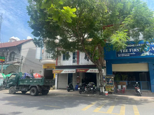 🔸Nhà 2 tầng mặt t.iền đường Hòn Chồng - ngang lớn nở hậu đẹp
🔸Diện tích: 80,34m? ngang 7,05m nở hậu 7,4m
🔸Hướng: Nam