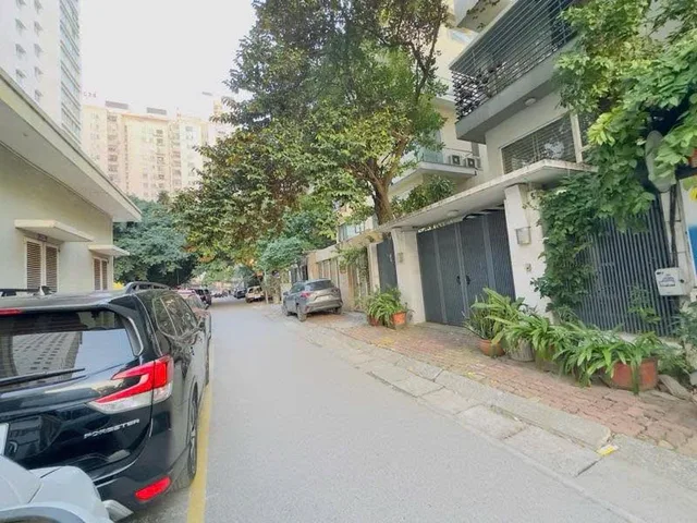 Bán biệt thự khu đô thị Trung Văn, 220m2, 5 tầng, mặt tiền 18m, vỉa hè rộng