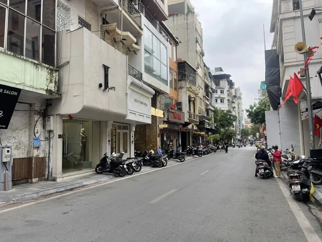 Bán tòa nhà mặt phố Võng Thị, Tây Hồ, 220m2 - 8 tầng, thang máy, mặt tiền 13m
