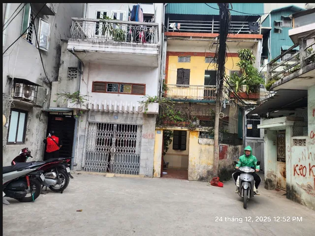 Đất nhà phố ở lâu dài đã có qui hoạch 100 năm, nhà hai mặt thoáng trước sau, hướng cửa Đông Nam thoáng mát, trước nhà là sân rộng an ninh tốt