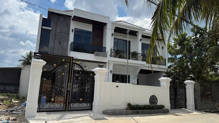 Bán Nhà Đẹp Tại Diên Điền (Diên Sơn Củ)
• Thiết kế hiện đại sang trọng
• Dt 88,9m ngang 6m
• Dt xây dựng 118,6m
• Đường 2 oto né nhau
• Nhà gồm sân đậu oto
• Phòng khách, 3 phòng ngủ, 2toilet, bếp rộng rãi sân trước sân sau
• Full nội thất giường t