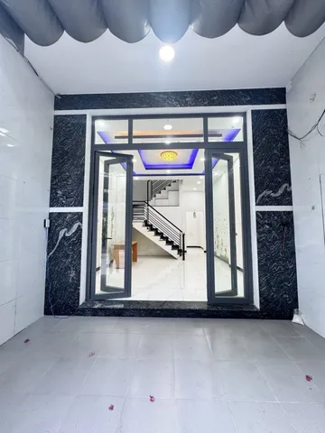 Nhà riêng tại đường Nguyễn Hữu Trí, xã Tân Nhựt, Hồ Chí Minh - huyện Bình Chánh, Hồ Chí Minh cũ là một cơ hội tuyệt vời cho những ai đang tìm kiếm một nơi ở thoải mái và tiện nghi. Với diện tích 100m², ngôi nhà này có thiết kế hợp lý và đầy đủ các tiện íc