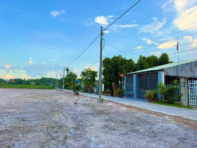 SANG GẤP ĐẤT TRUNG TÂM CHƠN THÀNH 4 LÔ 580M2 GIÁ 655TR, SHR, THÔ CƯ , TIỆN XÂY TRỌ