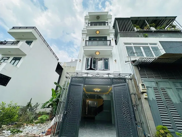 Cho thuê căn nhà 5 tầng sân xe hơi Quốc lộ 13 ngay khu đô thị Vạn Phúc, giá 18 triệu