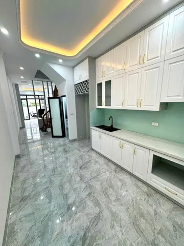 Bán nhà Thạch Bàn - Long Biên, có sân rộng, tiện ích vô vàn 40M2 x 5 Tầng, giá 8,6 tỷ