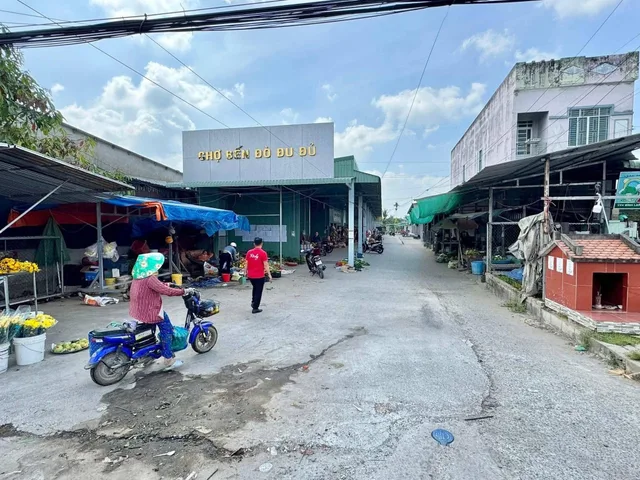 BÁN NỀN 290M2 TẠI RẠCH ĐÙNG – Ô MÔN (GẦN KDL CỎ DẠI)
Lô đất rộng, vị trí đẹp, đường xe tải vào tận nơi – Phù hợp để ở, làm vườn hoặc đầu tư sinh lời.
 Diện tích: 290m2 (10m x 29m).
 Vị trí: Khu vực 12, P. Châu Văn Liêm, Ô Môn.
 Lợi thế: Ngay trục đườn