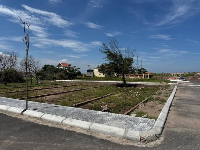 Cần bán lô đất  TIỀM NĂNG Tăng giá, hưởng lợi từ dòng người của nhiều khu công nghiệp quanh đó, vừa có thể khai thác du lịch tắm biển xây nhà hàng quán ăn, nhà nghỉ. 30m ra bãi tắm, 100m ra trục đường bộ ven biển, 800m ra khu kinh tế biển Ninh Cơ. 
ĐẤT s