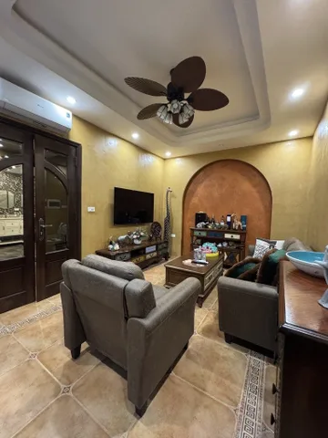 Bán nhà phố VIP Hoàng Đạo Thành 56m Khu dân trí cao- Ngõ thông bàn cờ- Ô Tô đỗ gần - Trường học siêu thị sát nhà. Dân xây ở ngay