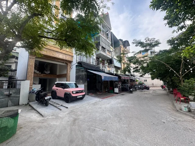 BÁN NHÀ ĐẠI ĐỒNG THANG MÁY , 7 TẦNG NHÀ MỚI KÍNH KOOONG