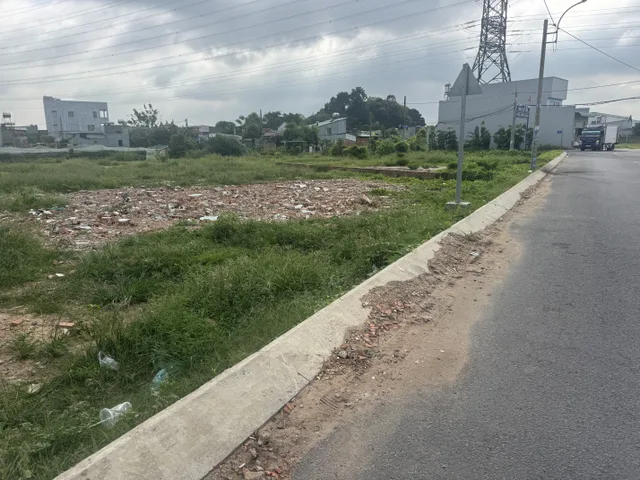 Bán gấp lô đất 400m2 ngay thị xã, sat chợ mt đường 12m thông ra quốc lộ giá 385tr
