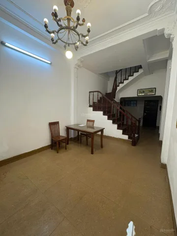 Cho thuê nhà ngõ 76 Nguyễn Chí Thanh, Đống Đa 40M*4 tầng Ô TÔ ĐỖ CỬA giá 18 triệu