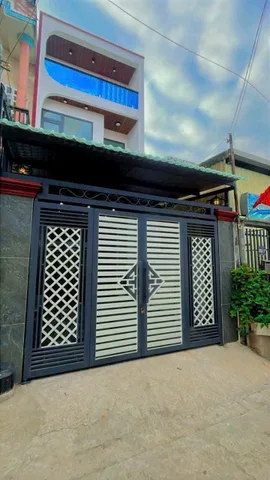 NHÀ ĐẸP CẦN BÁN GẦN BÊN LÀNG ĐẠI HỌC QUỐC GIA TP HCM 

--- Bán nhà gần bên chợ Bình An , đối diện trường cấp 3 bình an 

--- Dt: 77m2, Nhà có 3 phòng ngủ 1phong thờ , 2wc ,sân xe hơi 

Giá 2ty5 ( TL ) 

- hướng tây bắc , Sổ hồng riêng công chứng n