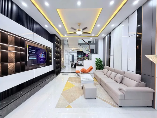 Bán căn nhà 3 tầng tại P8 Q Phú Nhuận DT 80m2 giá chỉ3T140TR, sổ riêng sang tên liền