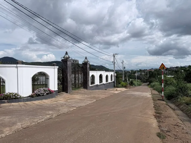 Đất trung tâm xã Gia Lâm ngay cụm biệt thự, chỉ 800m ra đường nhựa ĐT 725. Có sẵn GIẾNG KHOAN. Giá 1.35 tỷ