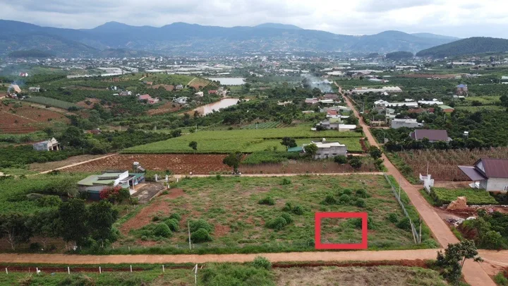 TT Nam Ban với chiếc view Panorama nhìn về toàn thị trấn và Hồ Bãi Công rất đẹp. GIá 1.56 tỷ