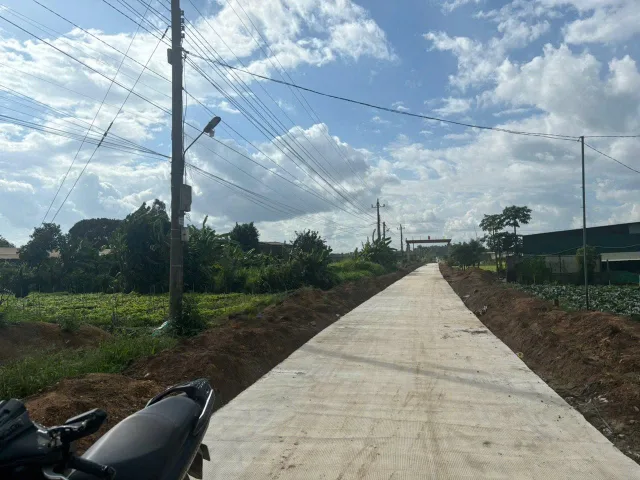 ngay sau cổng chào thôn hợp thành