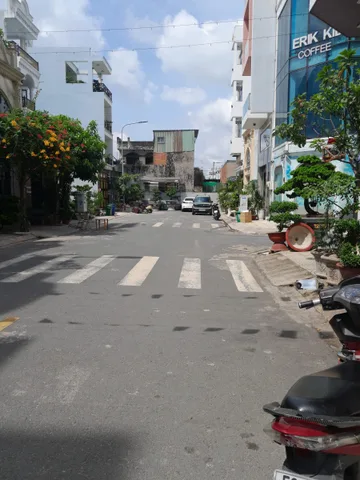 NGAY TRỤC ĐƯỜNG LỚN  QUỐC LỘ 1A NHÀ  XÂY MỚI TẶNG  NỘI THẤT. 
DT :60M²  CHỈ  HƠN 7 TỎI. 
Nhà  5 tầng 5PN ban công thoáng  mát .phòng  khách ,bếp, nội thất  thiết  kế tây Âu sang trọng, chủ tặng toàn  bộ  nội thất  cho khách  có  thiện  chí. 
Ngay trục 