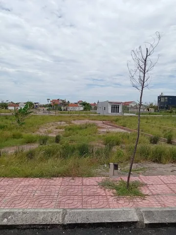 BÁN đất hải xuân hải hậu NHỈNH 1.3 TÝ /LÔ. 
- Gần khu kinh tế và nhiều bãi tắm, gần Nhà thờ đổ, nơi đang khai thác du lịch biển, xung quanh có nhiều homstay đang hoạt động, gần đường bộ ven biển, giao thông thuận lợi
- Sổ lâu dài, sẵn sàng giao dịch , h