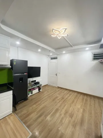 Chung cư 2PN khu Ngã Tư Sở 💥 Tòa nhà với 2 hầm xe có slot ô tô tiện dụng — 55m2 2PN tầm tiền 2 tỷ vào ở ngay