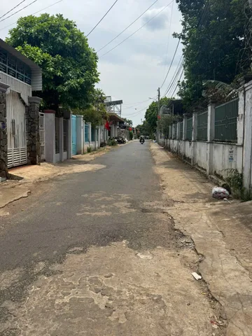 📍 Mặt tiền đường nhựa lớn, ngay sát bên Trường Đại học Tây Nguyên – khu vực sầm uất, nhu cầu thuê phòng cực kỳ cao.