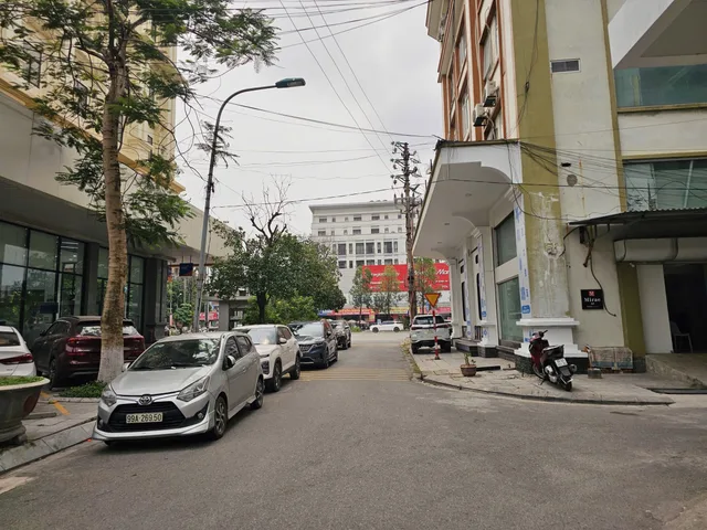 Bán nhà 4 tầng lô góc mặt đường nguyễn văn trỗi & nguyễn viết xuân. Khu ninh xá cạnh cột đồng hồ. Kinh doanh tốt. Diện tích 103m mặt tiền 7m hướng đông nam & đông bắc. Phường kinh bắc tỉnh bắc ninh