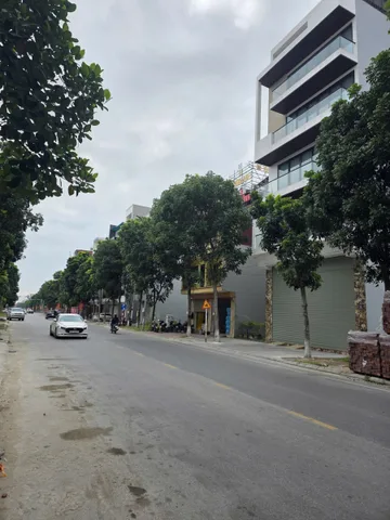 Bán nhà 4 tầng dãy liền kề thuộc KĐT đại hoàng long. Mặt đường nguyễn quyền khu bò sơn 3. Cạnh trường hoàng hoa thám. Kinh doanh tốt. Diện tích 112.7m mặt tiền 4.9m hướng tây bắc. Phường võ cường tỉnh bắc ninh