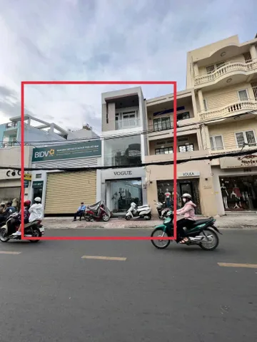 Mặt tiền 310 - 310A Huỳnh Văn Bánh, Phường 11, Quận Phú Nhuận.