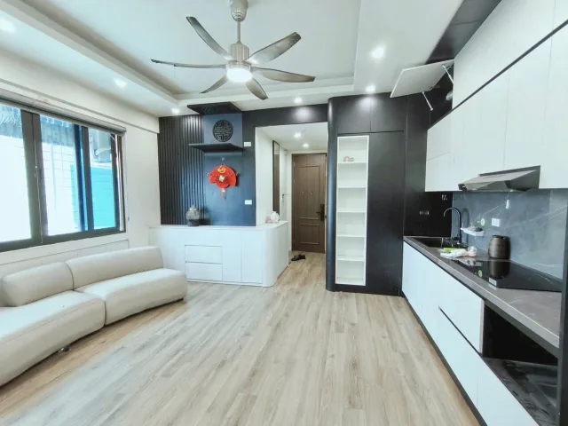 Bán chcc tầng cao trần quý kiên . Dt : 51m2,2pn,1wc giá 5,1 tỷ