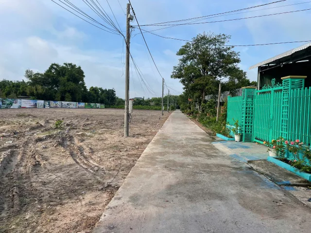 Chủ vừa gửi em lô đất cách chợ Minh Long chỉ 100m - chỉ 350tr