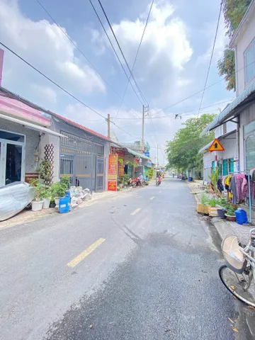 BÁN NHÀ MẶT TIỀN KINH DOANH HÓC MÔN – SHR 📍
❤️ Giá bán: 6,65 tỷ (còn thương lượng)
👉 Nhà mặt tiền thuận tiện kinh doanh, buôn bán  
👉 Diện tích: 5m x 18m  
👉 Kết cấu: đúc lửng, gồm 2 phòng ngủ, 2 WC  
👉 Vị trí đẹp: mặt tiền đường Nguyễn Thị Chồn, các
