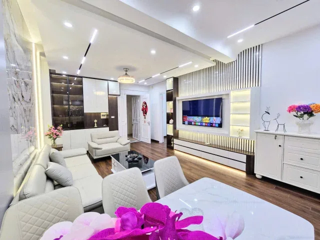 🏡 CHO THUÊ CĂN HỘ 103m² KĐT VIỆT HƯNG – LONG BIÊN

✨ Diện tích: 103m²
🛏️ 3 phòng ngủ – 🚿 2 vệ sinh
🛋️ Full nội thất đẹp mê ly, chỉ xách vali vào ở.
🌿 Không gian rộng rãi, thoáng mát, phù hợp gia đình.

💰 Giá thuê: 13 triệu/tháng (có thương lượng).