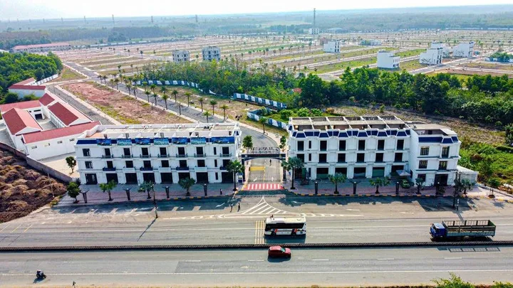 Nằm ngay mặt tiền đường DT 741. Giá trả trước 239tr với 75m2, sổ riêng từng nền