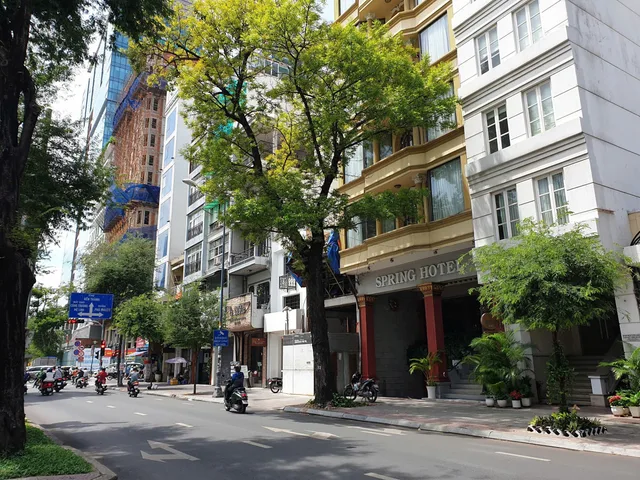 Mặt tiền 42 Lê Thánh Tôn, Phường Bến Nghé, Quận 1.