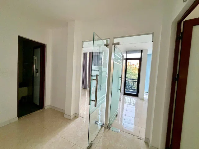 Cho thuê nhà mặt phố nguyễn đình hoàn 55m, 6 tầng giá 38 triệu tháng