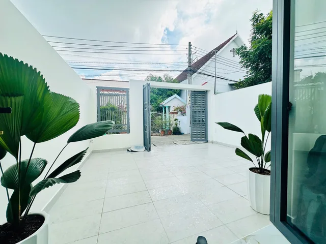 Nhà Mới Chánh Nghĩa 1/Đường Nguyễn Tri Phương Cách 50m.
- Thiết kế trệt lầu hiện đại, gồm 3PN, 2WC . sân Ô Tô, sân sau, ban công rộng, full nội thất và máy lạnh, dọn vào ở ngay